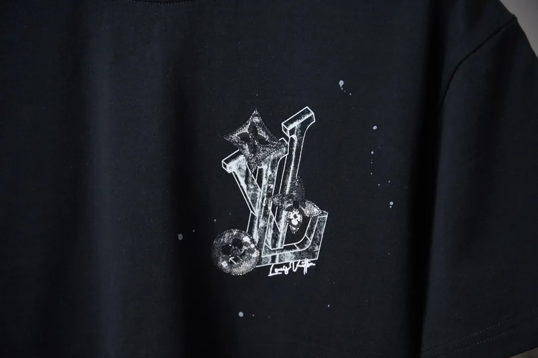 🅿️190 1V 25SS early spring new style patch embroidered letters graffiti short sleeves light luxury essential item for daily commuting for men and women correct version welcome to compare detailed features · 320g 100% pure cotton double yarn jersey fabric · Custom dyed in the same vat, special thickened 32 pieces double-strand 1X1 thread · Imported Tajima machine patch embroidery classic LV petal icon pattern. Graffiti hand-painted LV letter printing · Double-needle sewing and cross-seam technology · Original main mark, washed tag, brand moisture-proof paper packaging Color: black/white Size: S/M/L/XL